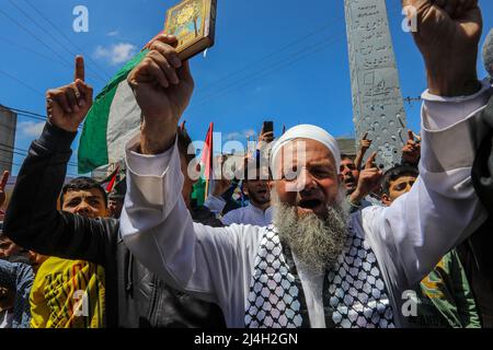 Khan Yunis, Gaza. 15th Apr 2022. I palestinesi protestano durante il raduno dopo le preghiere di venerdì a Khan Yunis nella striscia meridionale di Gaza, per esprimere il sostegno alla moschea al-Aqsa venerdì 15 aprile 2022. Più di 100 persone sono state ferite in nuove violenze, che sono venute dopo tre settimane di violenza mortale in Israele e nella Cisgiordania occupata, e come la festa ebraica di Pasqua e Pasqua cristiana si sovrappongono al mese santo musulmano del Ramadan. Foto di Ismael Mohamad/UPI Credit: UPI/Alamy Live News Foto Stock