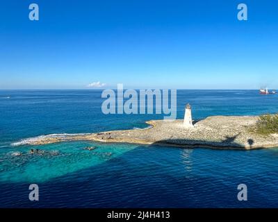 Nassau, Bahamas - 9 dicembre 2021: La casa luminosa nel porto delle navi da crociera a Nassau, Bahamas. Foto Stock