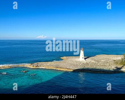 Nassau, Bahamas - 9 dicembre 2021: La casa luminosa nel porto delle navi da crociera a Nassau, Bahamas. Foto Stock