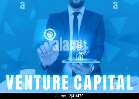 Ispirazione per firmare Venture Capital. Parola scritta sul finanziamento fornito dalle aziende a piccoli primi stadio ones uomo tenendo schermo di Mobile Phone Foto Stock