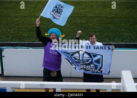 Newcastle, Regno Unito. 12th Mar 2022. NEWCASTLE UPON TYNE, REGNO UNITO. APR 15th i sostenitori di Glasgow Warriors hanno le loro bandiere prima della partita della European Rugby Challenge Cup tra Newcastle Falcons e Glasgow Warriors a Kingston Park, Newcastle venerdì 15th aprile 2022. (Credit: Chris Lishman | MI News) Credit: MI News & Sport /Alamy Live News Foto Stock