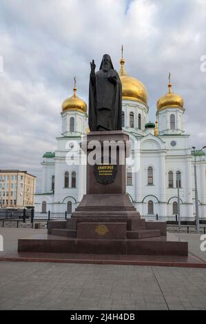 ROSTOV SU DON, RUSSIA - 03 OTTOBRE 2021: Vista del monumento a San Dmitry il Metropolita di Rostov alla cattedrale di Natale in una serata nuvolosa Foto Stock