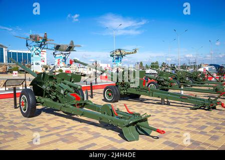 KAMENSK-SHAKHTINSKY, RUSSIA - 04 OTTOBRE 2021: Pezzi di artiglieria all'esposizione del Patriot Park. Kamensk-Shakhtinsky, Russia Foto Stock