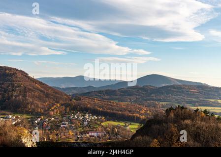 Radhost, Velky Javornik e parte della città di Koprrivnice dal sentiero escursionistico Bellow Bila Hora collina tra Koprvnice e Stramberk in repubblica Ceca durante b Foto Stock