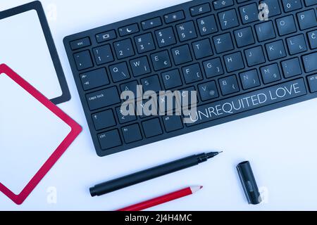 Scrittura mano segno amore non riaccusato. Parola scritta su non apertamente reciprocata o intesa come tale da amato computer Keyboard e Symbol.Information Foto Stock