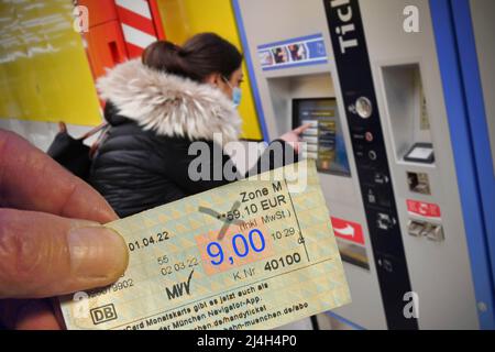 Monaco di Baviera, Germania. 15th Apr 2022. PHOTO MONTAGE: Topic image biglietto da 9 euro per autobus e treno: Quando viene e come funziona? Maschera obbligatoria nei trasporti pubblici locali. Metropolitana di Monaco. OEPNV, trasporti pubblici locali, trasporti locali, MVG, metropolitana, metro. Credit: dpa/Alamy Live News Foto Stock