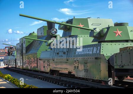 KAMENSK-SHAKHTINSKY, RUSSIA - 04 OTTOBRE 2021: Una copia esatta del treno Armored della Grande Guerra Patriottica, Patriot Park. Kamensk-Shakhtinsky, Russ Foto Stock