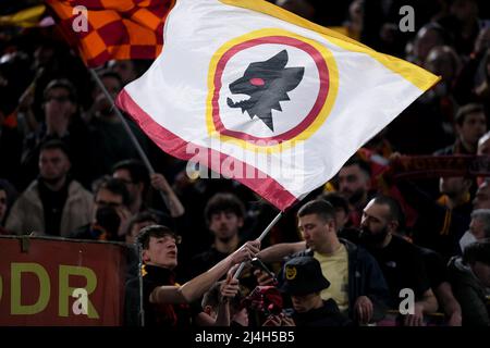 Roma, Italia. 14th Apr 2022. Sostenitori DI AS Roma durante la partita della UEFA Conference League tra Roma e Roma allo Stadio Olimpico di Roma, il 14 aprile 2022. Credit: Giuseppe Maffia/Alamy Live News Foto Stock