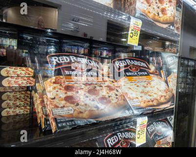 Woodinville, WA USA - circa Aprile 2022: Vista ad angolo di Red Baron brandfrozen pizze nel corridoio freezer di un negozio di alimentari Haggen. Foto Stock