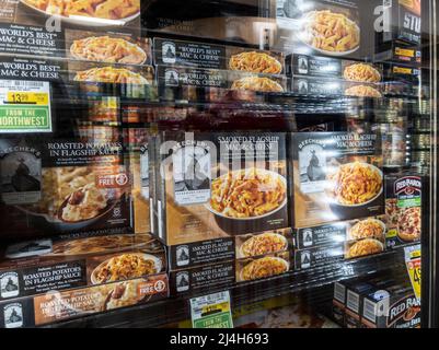 Woodinville, WA USA - circa Aprile 2022: Vista ad angolo di Beecher's World Famous Mac and Cheese in vendita nel corridoio freezer di un Haggen Northwest Fresh Foto Stock