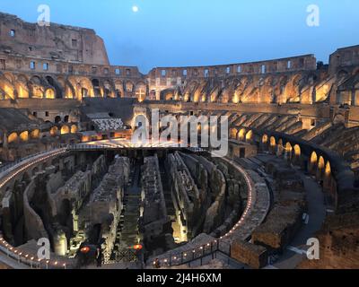 ROM, Italia. 15th Apr 2022. Il Colosseo di Roma è illuminato nelle ore serali. Il Venerdì Santo sera si svolge la tradizionale devozione delle stazioni della Croce (Via Crucis). Credit: Manuel Schwarz/dpa/Alamy Live News Foto Stock