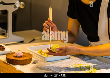 Preparazione della luna guardando tsukimi, dolci tradizionali giapponesi mangiati ogni anno in occasione della luna piena in autunno e decorati con un coniglio. Izu, Giappone Foto Stock