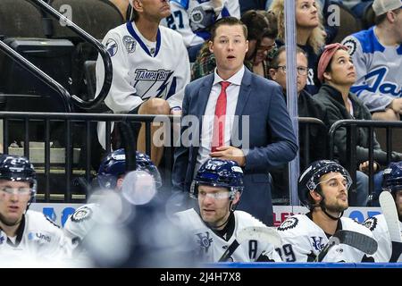 Il capo allenatore di Jacksonville Icemen Nick Luukko durante una partita di hockey contro i conigli della Greenville Swamp alla Veterans Memorial Arena di Jacksonville, Florida, mercoledì 13 aprile 2022. [Gary Lloyd McCullough/Cal Sport Media] Foto Stock