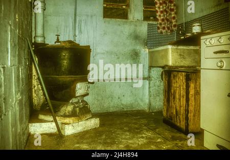 Fotografia d'archivio dell'interno di un appartamento di associazione di alloggi a Southwark, prima della riabilitazione. Scansione della pellicola originale da luglio 1978. Sostituzione dell'immagine 2B7Y189 Foto Stock