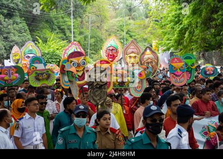 Dhaka, Bangladesh. 14th Apr 2022. Il popolo del Bangladesh partecipa ad un raduno (Mangal Shobhajatra) in occasione del nuovo anno bengalese o 'Pohela Boishakh', il primo giorno del nuovo anno bengalese, a Dhaka, Bangladesh, il 14 aprile 2022. Indossando abiti colorati, portano maschere e diversi animali galleggia lungo una strada per manifestare il patrimonio culturale del Bangladesh durante la celebrazione. (Foto di Joy saha/Pacific Press/Sipa USA) Credit: Sipa USA/Alamy Live News Foto Stock