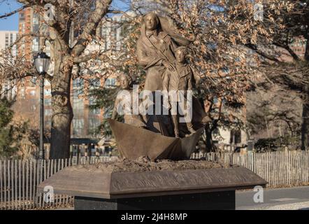 NEW YORK, N.Y. – 6 febbraio 2022: Il Memoriale Madre Cabrini, in onore di Maria Francesca Xavier Cabrini, si trova a Battery Park City. Foto Stock