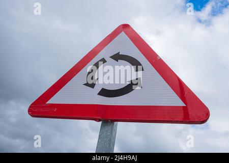 cartello rotonda con cielo nuvoloso sullo sfondo Foto Stock