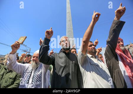 Gaza, Palestina. 15th Apr 2022. I palestinesi fanno gesti e cantano slogan mentre partecipano a una manifestazione di solidarietà con i fedeli alla moschea di al-Aqsa a Khan Yunis nella striscia meridionale di Gaza. Sono scoppiati scontri tra le forze di sicurezza israeliane e i palestinesi a Gerusalemme (adoratori alla moschea di al-Aqsa), alla luce dell'escalation delle tensioni nelle scorse settimane in Cisgiordania e a Gerusalemme. (Foto di Yousef Masoud/SOPA Images/Sipa USA) Credit: Sipa USA/Alamy Live News Foto Stock