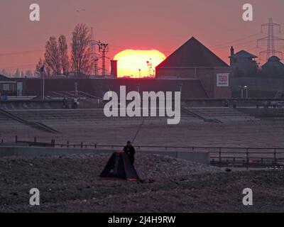 Sheerness, Kent, Regno Unito. 15th Apr 2022. UK Meteo: Tramonto a Sheerness, Kent. Credit: James Bell/Alamy Live News Foto Stock