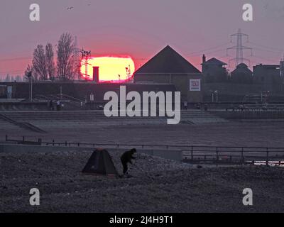 Sheerness, Kent, Regno Unito. 15th Apr 2022. UK Meteo: Tramonto a Sheerness, Kent. Credit: James Bell/Alamy Live News Foto Stock