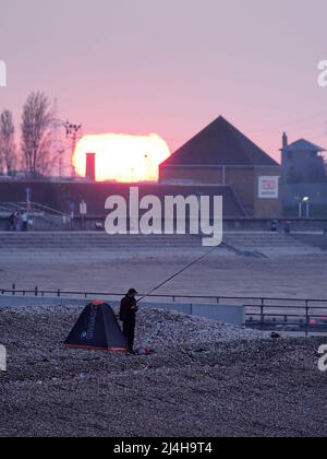 Sheerness, Kent, Regno Unito. 15th Apr 2022. UK Meteo: Tramonto a Sheerness, Kent. Credit: James Bell/Alamy Live News Foto Stock