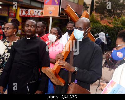 Kampala, Uganda. 15th Apr 2022. I devoti cristiani partecipano ad una Santa processione il Venerdì Santo a Kampala, Uganda, il 15 aprile 2022. Credit: Nicholas Kajoba/Xinhua/Alamy Live News Foto Stock