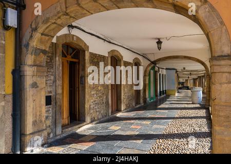 Vista della popolare strada Galiana nella città di Aviles nelle Asturie. Foto Stock