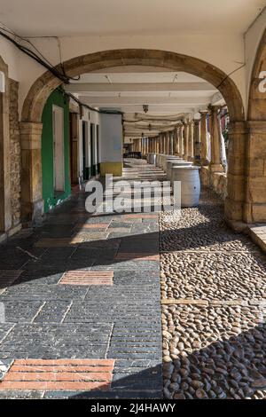 Vista della popolare strada Galiana nella città di Aviles nelle Asturie. Foto Stock