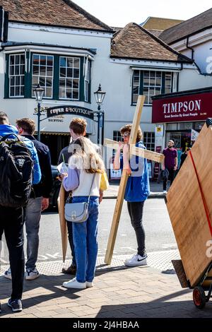 Epsom Surrey Londra, 15 2022 aprile, giovane uomo che porta Una grande Croce di legno al Religious Easter Festival Foto Stock