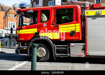 Epsom Surrey London, 15 2022 aprile, Fire Engine in viaggio per una chiamata di emergenza Foto Stock