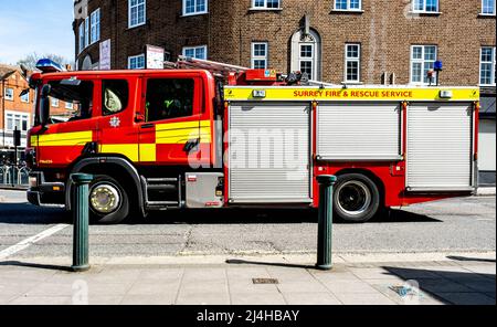 Epsom Surrey London, 15 2022 aprile, Fire Engine in viaggio per una chiamata di emergenza Foto Stock