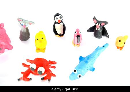 Un set di giocattoli plastilinici su sfondo bianco. Giocattoli di plastilina sotto forma di animali. Foto Stock