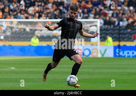 Hull, Regno Unito. 15th Apr 2022. Brandon Fleming #21 di Hull City sulla palla a Hull, Regno Unito il 4/15/2022. (Foto di James Heaton/News Images/Sipa USA) Credit: Sipa USA/Alamy Live News Foto Stock