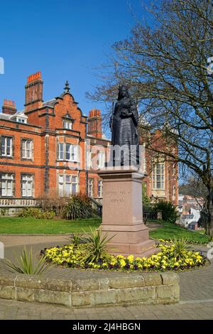 Regno Unito, North Yorkshire, Municipio di Scarborough e Statua della Regina Vittoria. Foto Stock