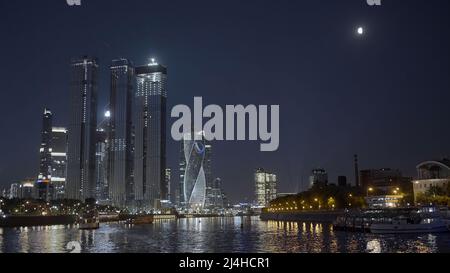 Mosca 2021. Azione. Splendidi ed enormi edifici serali vicino al fiume a Mosca sono stati fucilati da lontano in una serata buia con luci e lanterne luminose Foto Stock