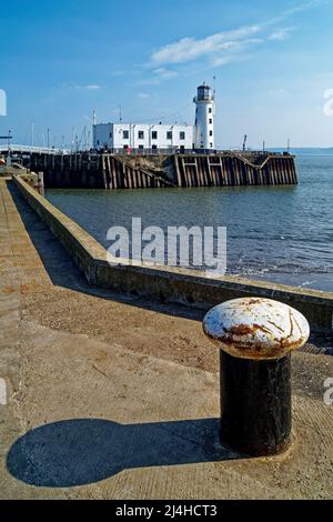 Regno Unito, North Yorkshire, Scarborough Lighthouse all'ingresso del porto, vista da West Pier Foto Stock