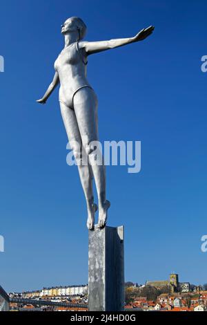 Regno Unito, North Yorkshire, Scarborough, Diving Belle Statua sul Molo Vincent. Foto Stock