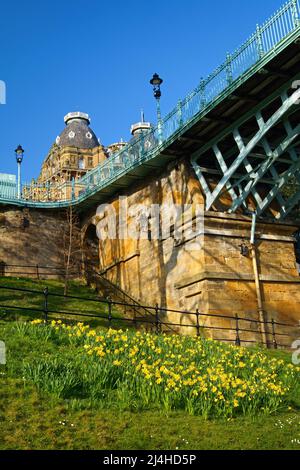 Regno Unito, North Yorkshire, Scarborough, Grand Hotel and Spa Bridge da Valley Road. Foto Stock