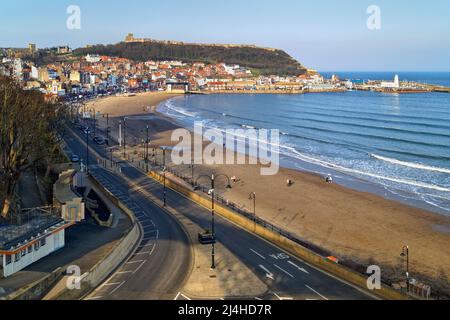 UK, North Yorkshire, Scarborough, guardando lungo Foreshore Road verso Old Town, Harbour e Castle. Foto Stock