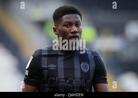 Hull, Regno Unito. 15th Apr 2022. Di'Shon Bernard #24 di Hull City durante la partita a Hull, Regno Unito il 4/15/2022. (Foto di James Heaton/News Images/Sipa USA) Credit: Sipa USA/Alamy Live News Foto Stock