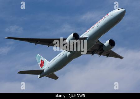 Un Boeing 777 gestito da Air Canada parte dall'aeroporto Heathrow di Londra Foto Stock