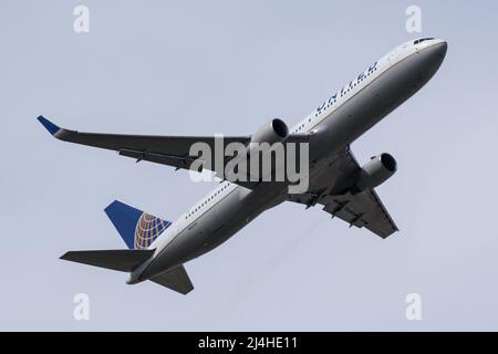 Un Boeing 767 gestito da United Airlines parte dall'aeroporto di Londra Heathrow Foto Stock