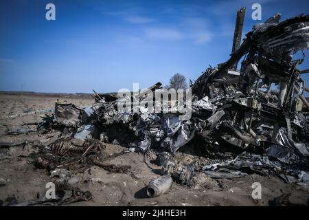 Makariv, vicino a Kiev, Ucraina - 15 aprile 2022: Resti del relitto di un elicottero russo e corpi delle vittime sono visti in un campo vicino a Kiev Credit: Piero Crociatti/Alamy Live News Foto Stock