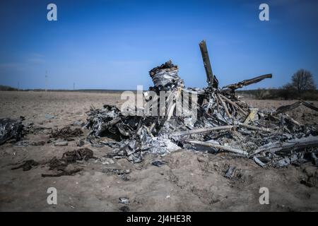 Makariv, vicino a Kiev, Ucraina - 15 aprile 2022: Resti del relitto di un elicottero russo e corpi delle vittime sono visti in un campo vicino a Kiev Credit: Piero Crociatti/Alamy Live News Foto Stock