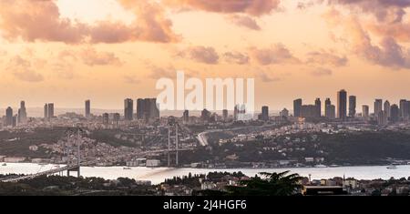 Vista panoramica su Istanbul e sul Ponte sul Bosforo al tramonto. Vista sulla città e cielo nuvoloso. Foto Stock