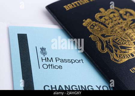 HM Passport Office logo visto sulla lettera originale e blurred UK passaporto sullo sfondo. Concetto. Stafford, Regno Unito, 15 aprile 2022. Foto Stock