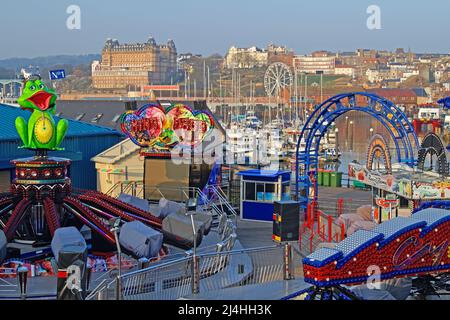 Regno Unito, North Yorkshire, Luna Park e Scarborough Harbour guardando verso West Pier con il Grand Hotel in lontananza. Foto Stock