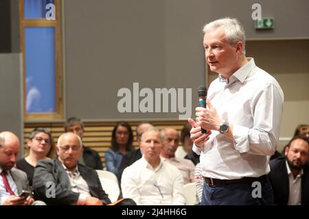 Réunion publique à Magland : Bruno le Maire, Ministre de l'économie, des finances et de la Relance. Magland. Alta Savoia. Francia. 15.04.2022. Foto Stock