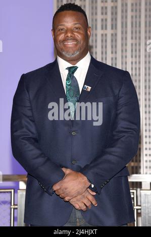 New York, Stati Uniti. 15th Apr 2022. La leggenda del baseball americana Ken Griffey Jr. Visita l'Empire state Building in onore del Jackie Robinson Day, New York, NY, 15 aprile 2022. (Foto di Anthony Behar/Sipa USA) Credit: Sipa USA/Alamy Live News Foto Stock