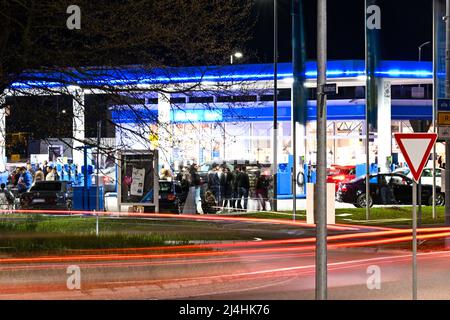 Singen am Hohentwiel, Germania. 15th Apr 2022. I fan della scena di sintonizzazione si incontrano in una stazione di servizio. In precedenza, la polizia aveva controllato alcuni veicoli sintonizzati lì. La stazione di servizio è un popolare luogo di incontro per la scena di sintonizzazione sul Car Friday, come i tuner chiamano Venerdì Santo. (Scatto con esposizione prolungata.) Credit: Felix Kästle/dpa/Alamy Live News Foto Stock